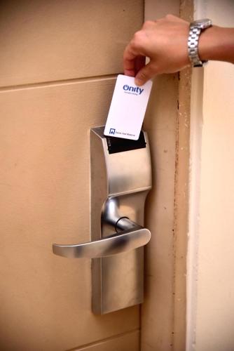 a person holding a card in a door handle at Hotel Confianza in Corrientes