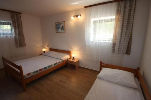 Llit o llits en una habitació de Apartments in Dramalj 5747