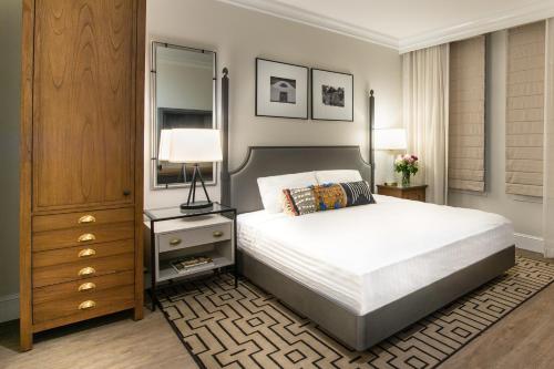 - une chambre avec un lit, une commode et un miroir dans l'établissement Hotel E, à Santa Rosa