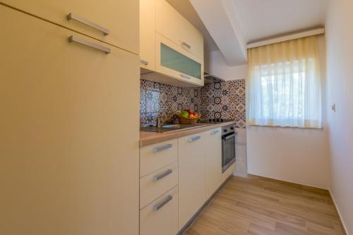 Ett kök eller pentry på Two-Bedroom Apartment in Crikvenica XXXVI