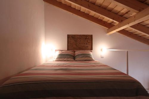 um quarto com uma cama grande num quarto em Casa das Minas em Minas de São Domingos