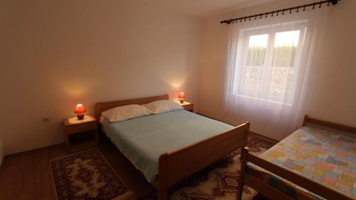 - une chambre avec un lit et une fenêtre avec deux lampes dans l'établissement One-Bedroom Apartment in Malinska XXIV, à Malinska