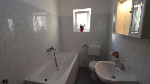 La salle de bains est pourvue d'une baignoire, de toilettes et d'un lavabo. dans l'établissement One-Bedroom Apartment in Malinska XXIV, à Malinska