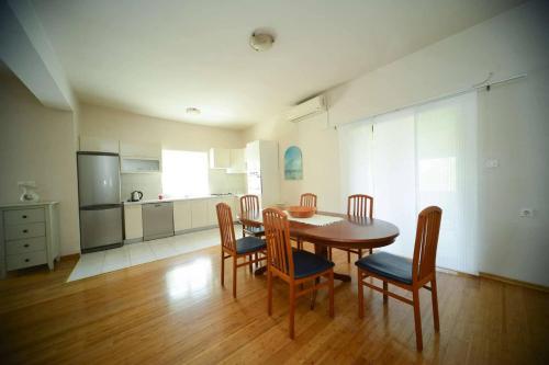 Fotografia z galérie ubytovania Three-Bedroom Apartment in Ljubac, Zadar I v destinácii Krneša