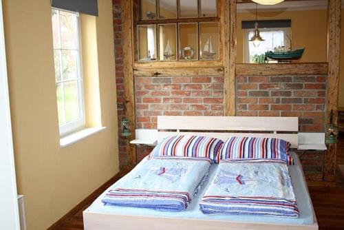 ein Bett mit zwei Kissen auf einem Zimmer in der Unterkunft One-Bedroom Apartment in Putbus I in Putbus