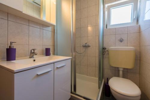La salle de bains est pourvue de toilettes, d'un lavabo et d'une douche. dans l'établissement One-Bedroom Apartment in Crikvenica XLV, à Dramalj