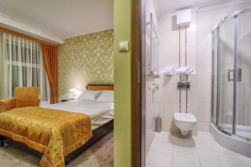 a bedroom with a bed and a bathroom with a shower at Hotel Santana in Białystok