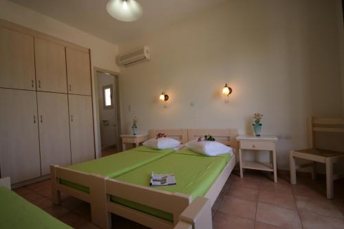 - une chambre avec un lit vert dans l'établissement Jasmine, à Parikia