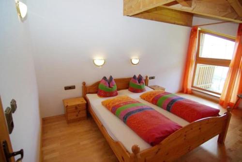 1 Schlafzimmer mit 2 Betten und bunten Kissen in der Unterkunft Apartments in Stummerberg/Zillertal 773 in Acham