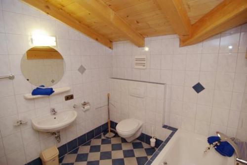 ein Badezimmer mit einem Waschbecken, einem WC und einer Badewanne in der Unterkunft Apartments in Stummerberg/Zillertal 773 in Acham