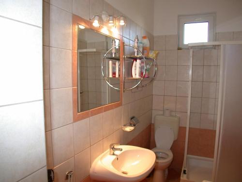 フォニョードにあるApartment Fonyod 25のバスルーム(洗面台、鏡、トイレ付)