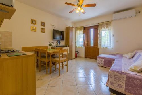 eine Küche und ein Schlafzimmer mit einem Bett und einem Tisch in der Unterkunft One-Bedroom Apartment Crikvenica 47 in Dramalj