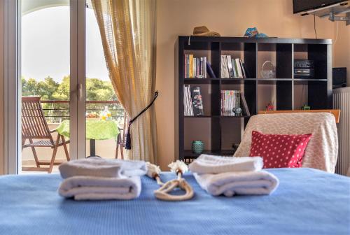 - une chambre avec un lit et 2 serviettes dans l'établissement Angelina's Home, à Palaia Fokaia