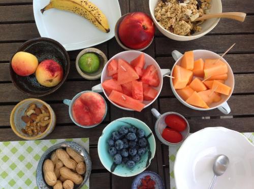 uma mesa coberta com taças de frutas e nozes em B&B Case Rosse em Camogli