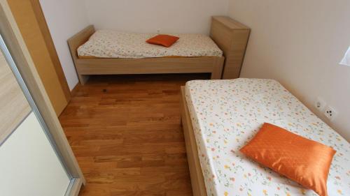 een kleine kamer met 2 bedden bij Apartment Malinska, Krk 2 in Vantačići