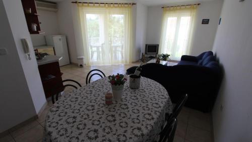 Galeriebild der Unterkunft Apartment in Malinska/Insel Krk 12989 in Porat