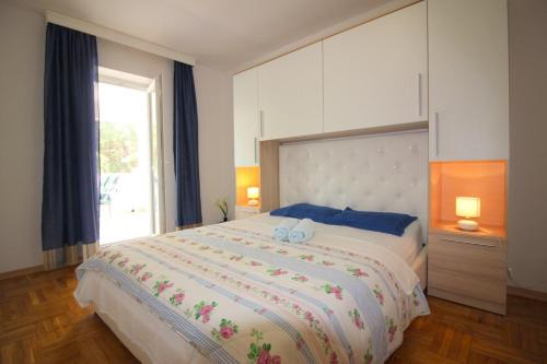 Tempat tidur dalam kamar di Apartment in Porec/Istrien 10214