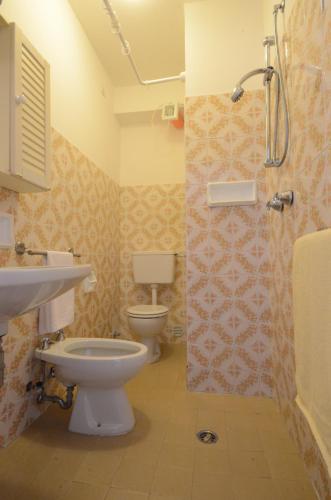a bathroom with a toilet and a sink and a shower at Appartamenti Splendid E Salisburgo in Bibione