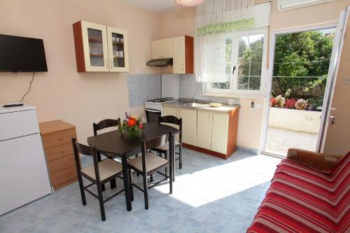 Apartment Okrug Donji 3 tesisinde mutfak veya mini mutfak