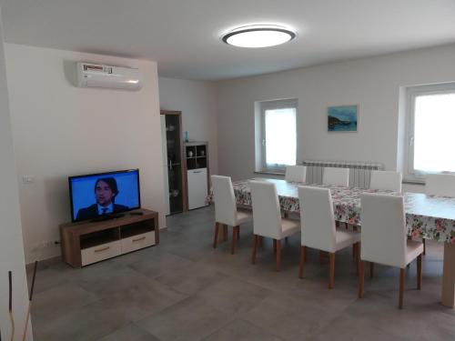Televízia a/alebo spoločenská miestnosť v ubytovaní AL MORAR