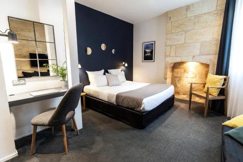Ένα ή περισσότερα κρεβάτια σε δωμάτιο στο Hôtel La Cour Carrée Bordeaux Centre