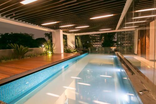 a swimming pool on top of a house at Posto Dormire Hotel in Jakarta