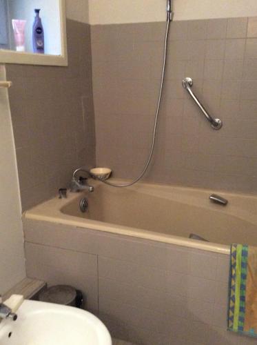 une salle de bain avec une baignoire, des toilettes et un lavabo dans l'établissement La roseraie de Camille, à Mont-sous-Vaudrey