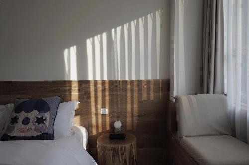 Ein Bett oder Betten in einem Zimmer der Unterkunft Hangzhou Moju Boutique Guesthouse at the West Lake
