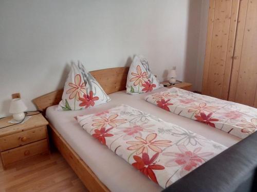 two twin beds in a room with two night stands at Appartement Helga in Goldegg