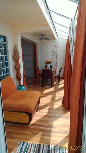 Ruang duduk di La Pardela Oceanfront