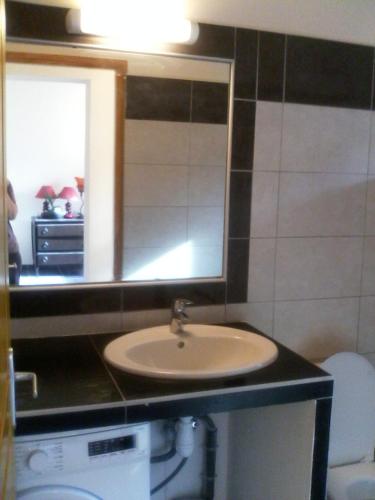 une salle de bain avec un lavabo et un miroir dans l'établissement Casapiana 08, à Porto-Vecchio