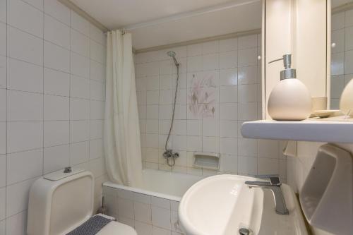 W łazience znajduje się umywalka, toaleta i prysznic. w obiekcie Otto - Spacious Old Town House w Retimnie