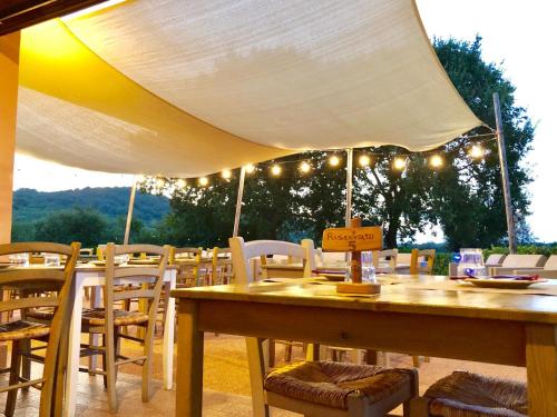 een tafel en stoelen onder een tent met verlichting bij Agriturismo Ristorante Monte Argentario in Monte Argentario