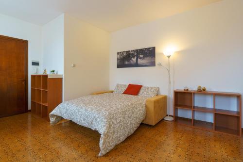 ein Schlafzimmer mit einem Bett, einem Tisch und einer Lampe in der Unterkunft Casa Anna in Gravedona