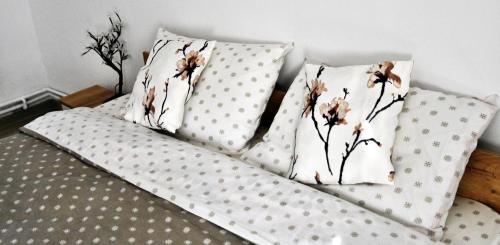 a bed with polka dot pillows on it at Upstairs Residence in Târgu Jiu