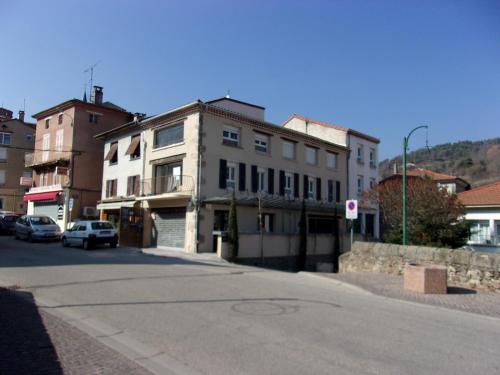 a street with a building on the side of the road at La Mezzanine in Satillieu