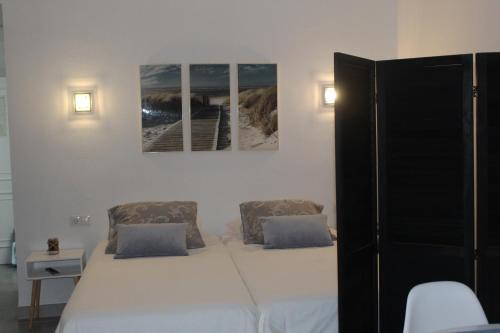 1 dormitorio con 1 cama y 2 cuadros en la pared en Studio banus, en Marbella