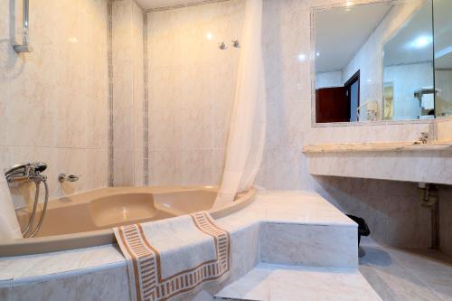 a bathroom with a bath tub and a sink at La Terraza de Alfaros & Parking Gratuito in Córdoba
