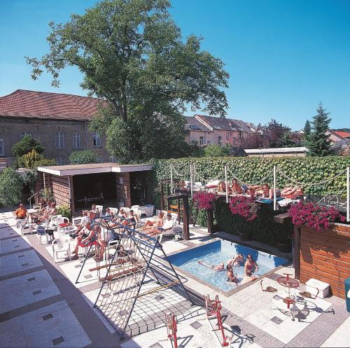 - un groupe de personnes se posant dans une piscine dans l'établissement Marx Motel, à Fauquemont