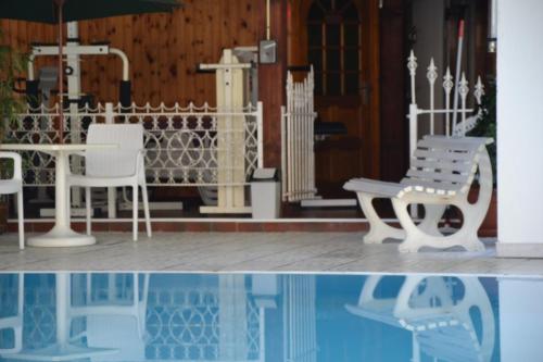 Kolam renang di atau dekat dengan Marx Motel