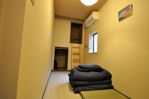 um quarto com um pufe sentado no chão em Chambre dhote Tatami em Suwa