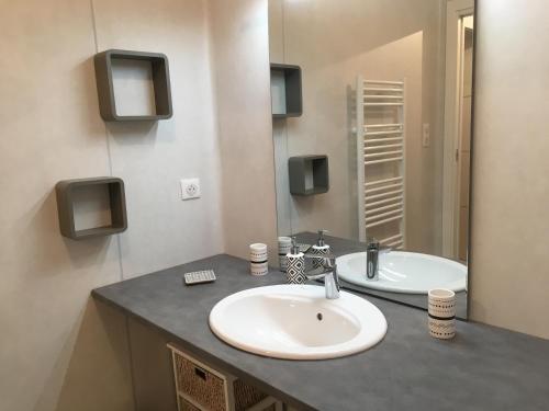 une salle de bain avec deux lavabos et un miroir dans l'établissement RESIDENCE A MORTELLA - LIEU DIT TETTOLA, à Saint-Florent
