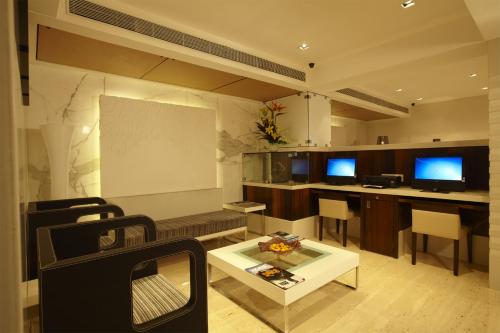 - un salon avec un tableau noir et une table blanche dans l'établissement Hotel Bawa Continental, à Mumbai