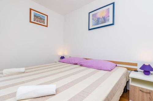 Кровать или кровати в номере Apartments & Rooms Mihajica