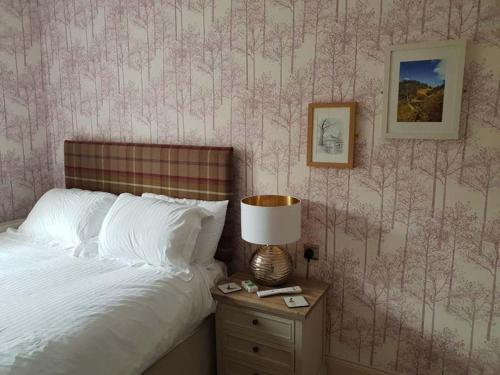 En eller flere senge i et værelse på The Queen Catherine Hotel