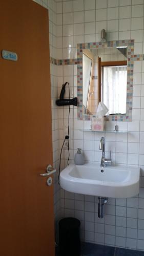 ein Bad mit einem Waschbecken und einem Spiegel in der Unterkunft Ferienwohnung Paradiesle in Kirchheim unter Teck