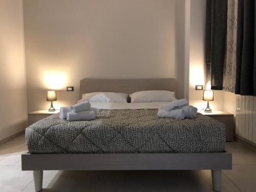 Un dormitorio con una cama con dos almohadas encima. en STABILE139, en Palermo