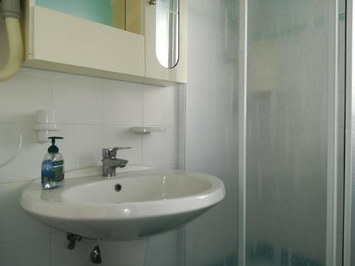 ポルトパーロにあるCasa Mercurioの白いバスルーム(シンク、シャワー付)