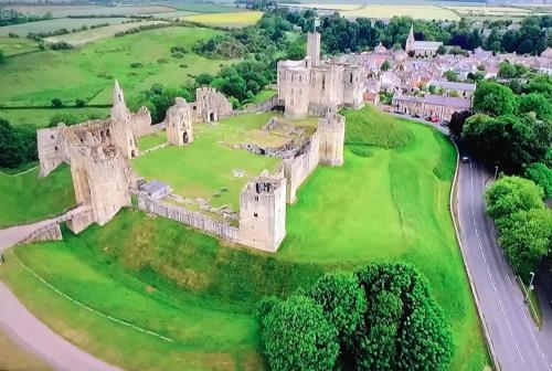 una vista aérea del castillo Windsor en Inglaterra en The Bridges B&B en Broomhill