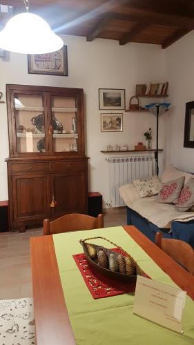 a room with a table with a bowl of fruit on it at Casa Ernesto-AMICA DEI CICLISTI in Acquasparta